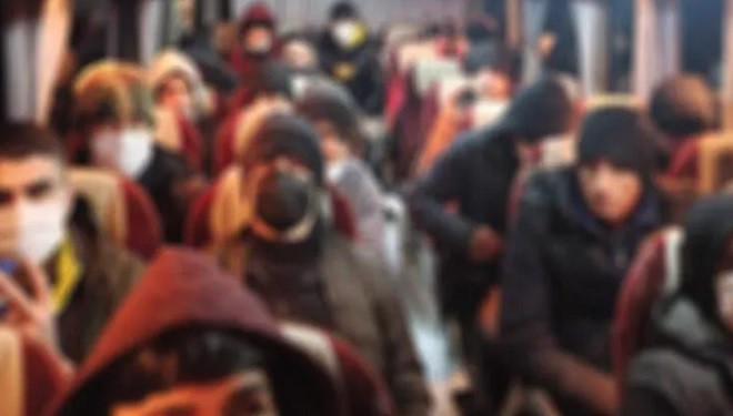 Van'da kamyonet kasasında 35 kaçak göçmen yakalandı
