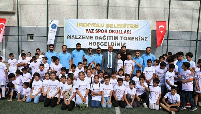 İpekyolu Belediyesinden öğrencilere spor malzemesi desteği