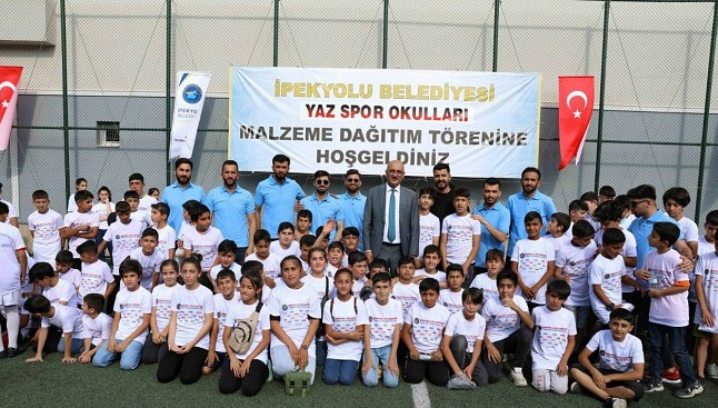 İpekyolu Belediyesinden öğrencilere spor malzemesi desteği