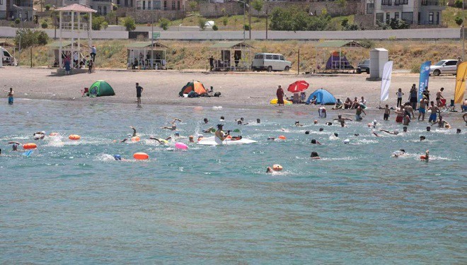 Yüzlerce sporcu Akdamar Adası'na yüzdü