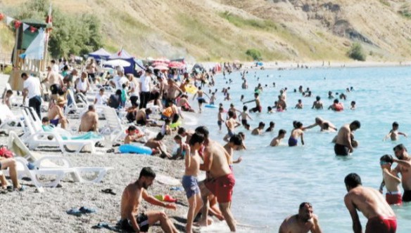 Vanlılar sahillere akın etti