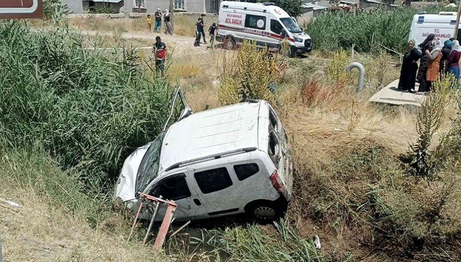 Erciş'te kamyonet kanala düştü: 2 yaralı!