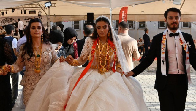 Hakkari’deki düğünde 5 kilo altın takılan gelin, halay çekerken zorlandı