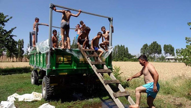 Ercişli çiftçi traktör römorkunu çocuklar için havuza çevirdi!
