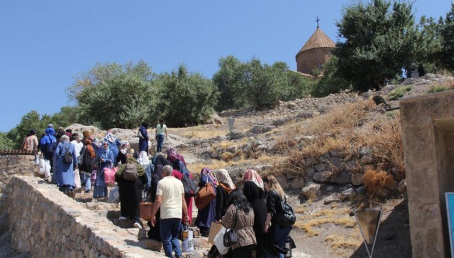 Vanlı kadınlar Akdamar Adası’nı gezdi