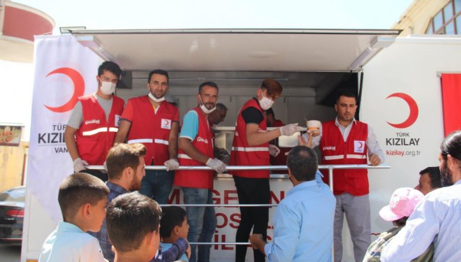 Muradiye'de aşure dağıtımı