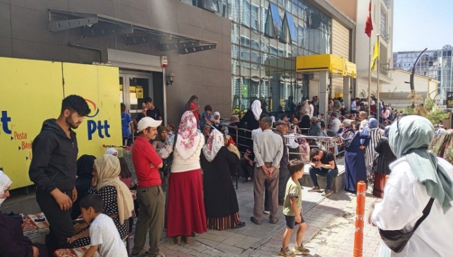 Van'da PTT önündeki kuyruklara Bedirhanoğlu'ndan sert tepki: Sıcakta bu insanları
