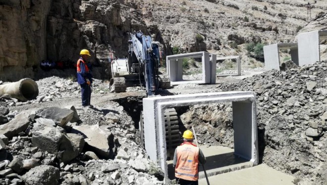 Van Büyükşehir Belediyesi yolların alt yapısını güçlendiriyor