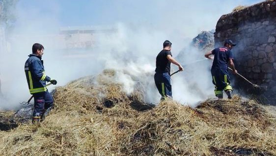 Gürpınar’da ot ve samanlar küle döndü