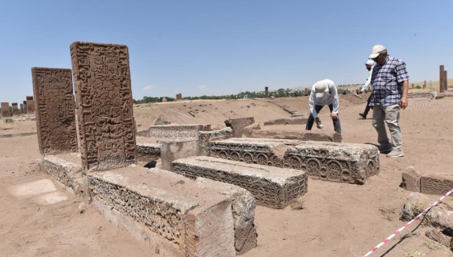 Selçuklu Meydan Mezarlığı’ndaki kazılarda 41 yeni mezar gün yüzüne çıkarıldı