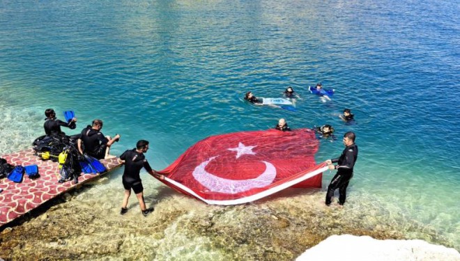 Van Gölü’nde dev Türk bayrağı açıldı