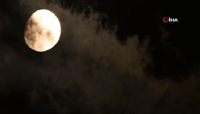 Ay'ın bulutlar arasında geçişi hayranlık uyandırdı