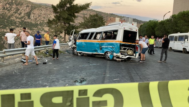 Servis aracı minibüsten inen yolcuların arasına daldı: Ölü sayısı 2'ye çıktı