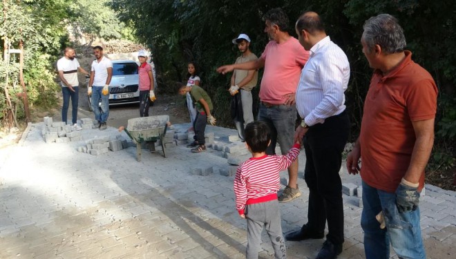 Gevaş Belediyesi mahalle yollarını parke taşları ile döşüyor