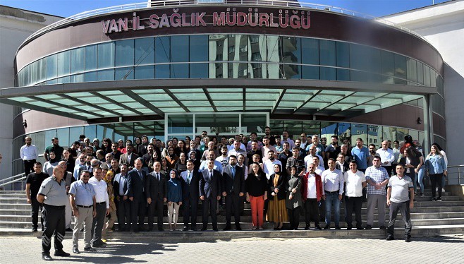 Görevden ayrılan Van İl Sağlık Müdürü Sünnetçioğlu personelle vedalaştı