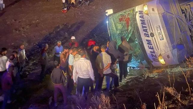 Şanlıurfa'da yolcu otobüsü devrildi: Yaralılar var