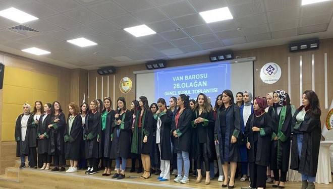 Van Barosu’ndan kadın avukatlar Mahsa Amini için saçlarını kesti!
