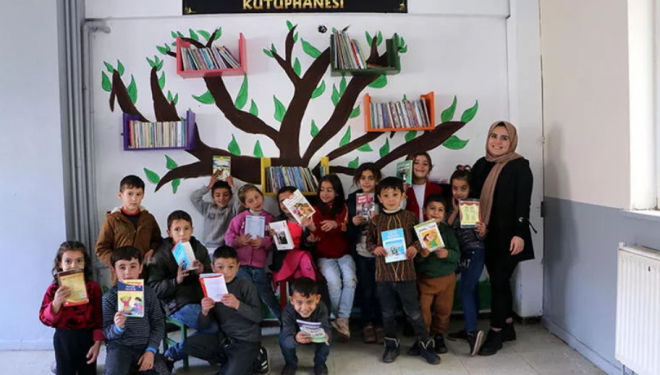 Bir yıl önce kütüphane kurduğu okulda öğretmen oldu