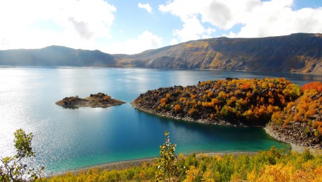 Nemrut Krater Gölü’nde sonbahar güzelliği