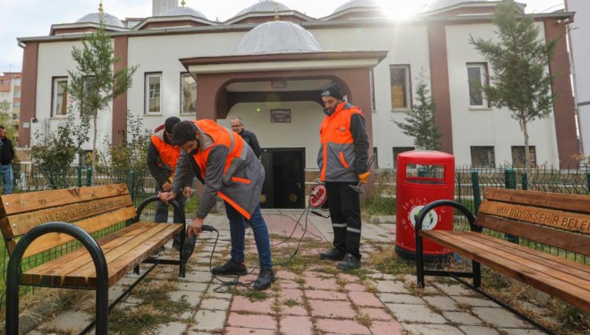 Van’daki bin 400 camiye 7 bin bank dağıtıldı