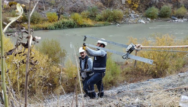 VEDAŞ Zap suyu üzerine kurdukları teleferikle bakım çalışması yaptı