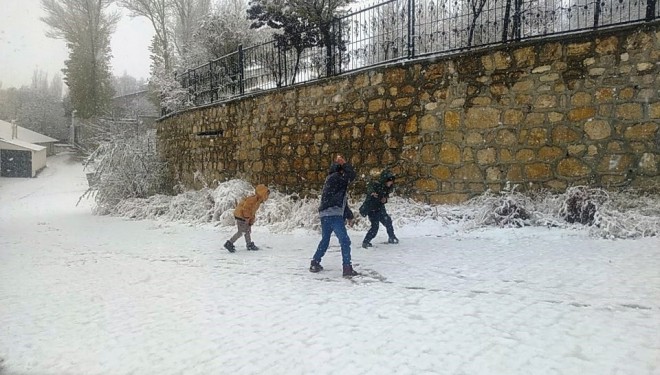 Başkale’de kar en çok çocukları sevindirdi