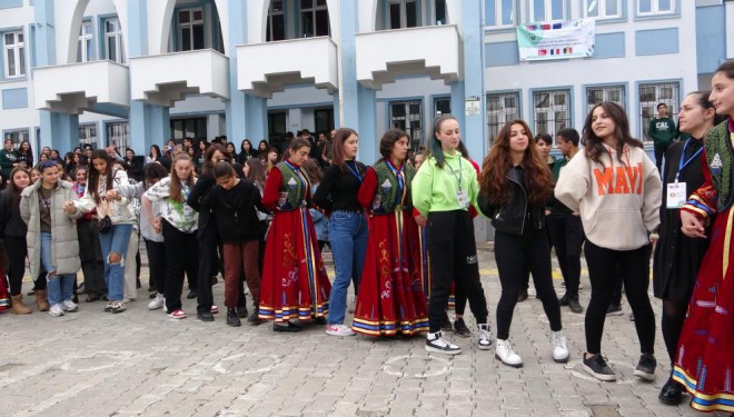 Fransa ve Romanyalı öğrenciler halay çekip keledoş yedi