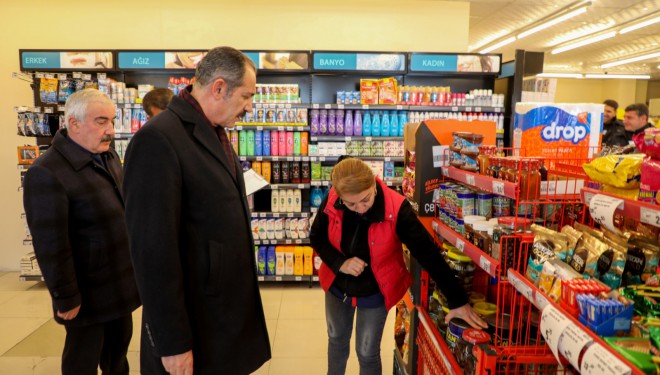 Başkan Hayrullah Tanış, zincir ve yerel marketlerde zabıta ekipleriyle birlikte denetim yaptı