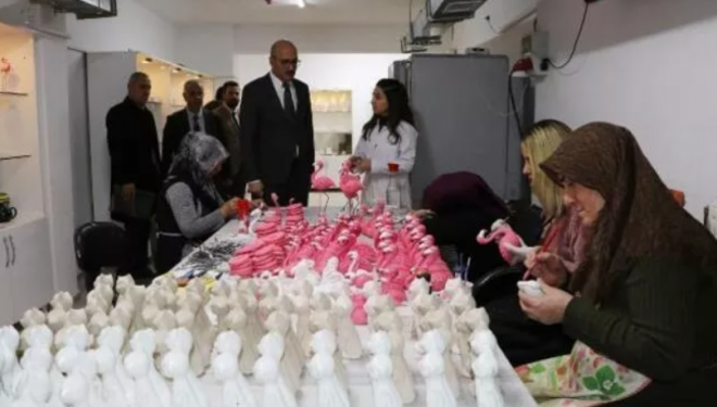 Van'a özgü motifleri, seramiğe işliyorlar