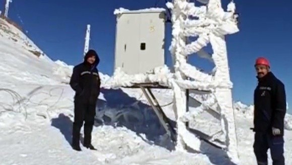 Yüksekova’da Sibirya soğuklarını aratmayan görüntü