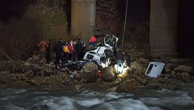 Köprüden uçan otomobilde ölenlerin sayısı 3'e yükseldi