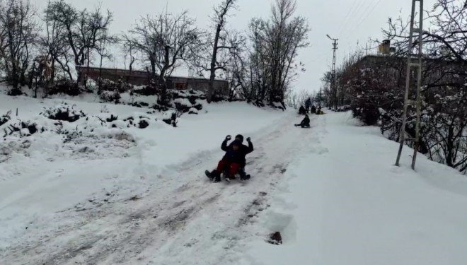 Kızaklarla kayan çocuklar karın keyfini çıkardı