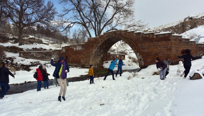 Batman'dan gelip Bitlis'te karın sefasını sürdüler