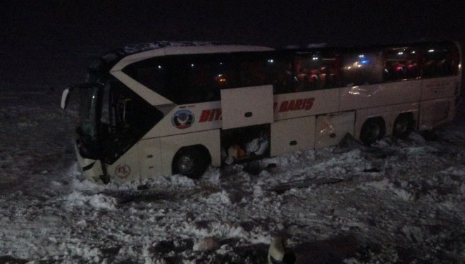Yolcu otobüsü şarampole devrildi: 4'ü ağır 30 yaralı!