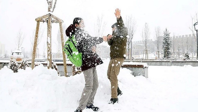 Çatak’ta kırsal mahallelerde ve taşımalı eğitim öğrencilerine kar tatili