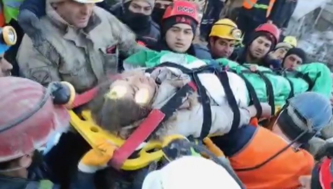 Enkaz altındaki küçük Beyza'dan Van polisine zor soru