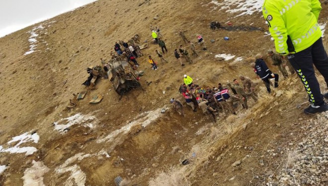 Van'da seyir halindeki askeri araç kontrolden çıktı, bazı askerler yaralandı