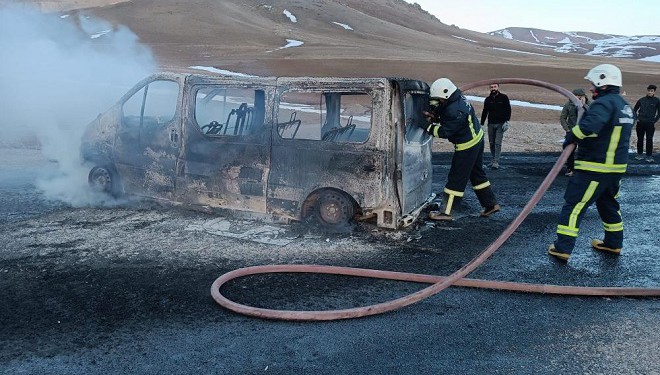 Van’da seyir halindeki minibüs yandı