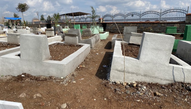 Diyarbakır'da depremde hayatını kaybeden vatandaşların mezarlıkları çöktü