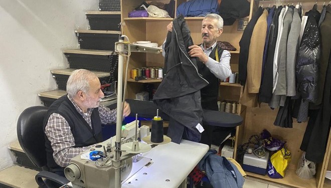 Van'da yarım asırdır terzi, paralarını ütüledikten sonra cüzdanına koyuyor
