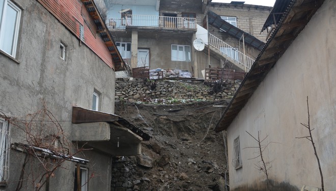 Hakkari'de heyelan nedeniyle 3 ev tahliye edildi