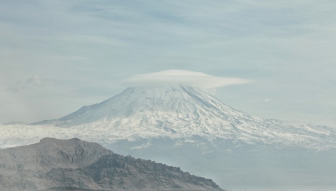 Türkiye'nin çatısı Ağrı Dağı buluttan şapkasını taktı