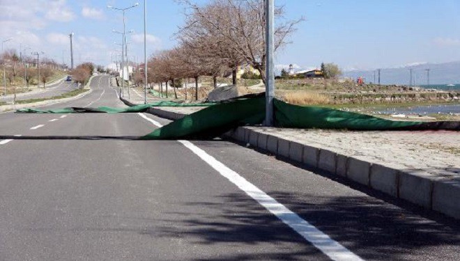 Van'ın Erciş ilçesi'nde kuvvetli rüzgar çatı uçurdu