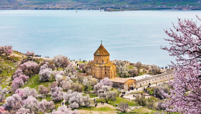 Parayı veren Akdamar Adası'na gider