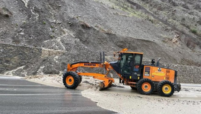 Hakkari'de yağış nedeniyle yollarda heyelan meydana geldi, yol kapandı