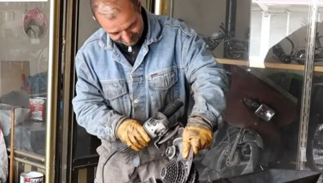 Topladığı hurdalardan sanat eseri yaratıyor