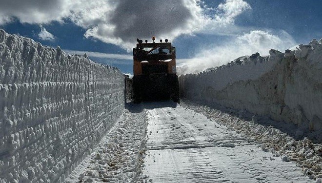 Başkale'de sınırın sıfır noktasında karla mücadele çalışması!