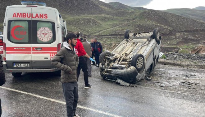 Hakkari'de trafik kazası: 1’i ağır 5 yaralı