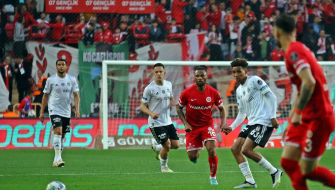 Beşiktaş son dakikalarda attığı gollerle kazandı