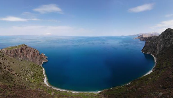 Van Gölü’nün el değmemiş koyları göz kamaştırıyor